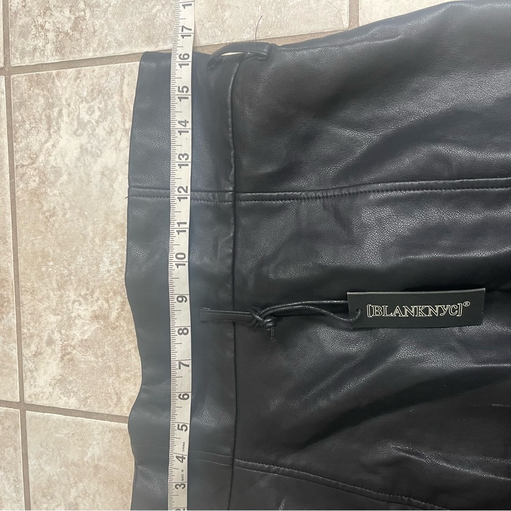NEW BLANK NYC
Blank NYC Faux Leather Front Zip Mini Skirt Size 28 - Picture 10 of 12